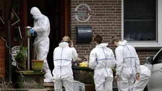 Investigadores en una de las escenas del crimen en la localidad de Scheessel