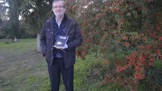 El escritor altoaragonés con uno de sus libros: 'Heridas de guerra en un corazón altoaragonés'. Practica la