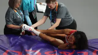 La atleta española María Vicente tras romperse el tendón de Aquiles en el Mundial de Glasgow.