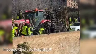 La policía intenta detener el avance de los agricultores al interior de La Aljafería