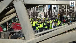 Los agricultores cortan el tráfico en pleno corazón de Zaragoza