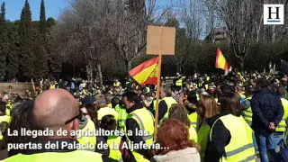 Los agricultores se trasladan en manifestación hacia la plaza de España tras no poder reunirse en las Cortes de Aragón con representantes