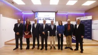 Algunos de los integrantes de la plataforma de conocimiento 'Think Tank Aragón, hoy en la sede de CEOE Aragón al presentar su primer informe.