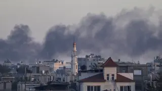 Columnas de humo se elevan tras un nuevo ataque israelí en Jan Yunis, al sur de Gaza
