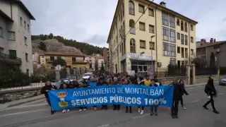 Manifestación en Montalbán reclamando la mejora de la atención sanitaria en los pueblos.