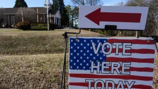 Señal indicando un centro electoral en la localidad de Spartanburg, Estados Unidos