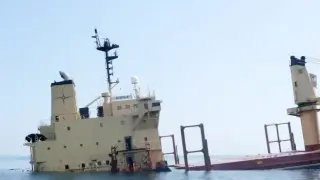 El carguero 'Rubymar', que ha terminado de hundirse tras ser bombardeado, en una foto de archivo proporcionada por el Gobierno yemení.
