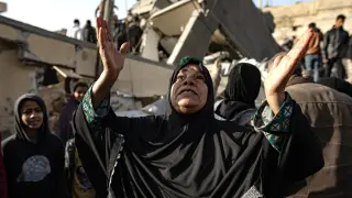 Una mujer se lamenta mientras se busca a los miembros de una familia bajo los escombros de su casa, destruida por los bombardeos israelíes en el campo de refugiados de Rafah, en Gaza