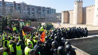 Protesta de agricultores ante el Palacio de la Aljafería, el pasado viernes.