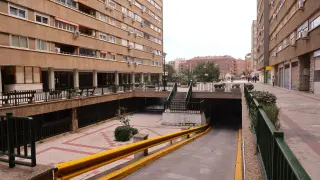 Acceso al aparcamiento de Parque Roma por la calle Vicente Berdusán en el que hay instalados cinco sintecho.