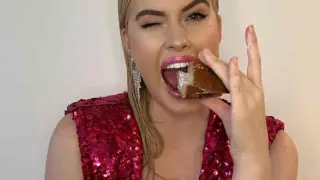 Adriana Abenia comiéndose un dulce.