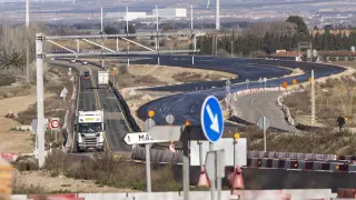 Imagen del tramo de la N-232 junto al nuevo trazado de la A-68, en el acceso al municipio de Mallén