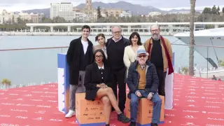 Los actores Lalo Tenorio (i), Berta Vázquez (2i), Lucía Díez (3i), Tito Valverde (c), Macarena García (dd) y Miguel Rellán (d), junto al director Emilio Martínez-Lázaro (d), durante la presentación de la película 'Un hípster en la España vacía'.