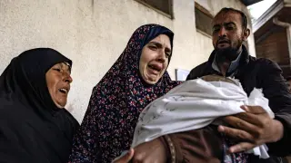 Los palestinos lloran a sus muertos tras los recientes ataques aéreos israelíes en Rafah