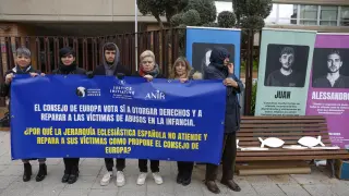 Representantes de varias asociaciones de víctimas de abusos en la Iglesia, como Infancia Robada y la Fundación Justice Initiative, se concentran este lunes en Madrid frente a la sede de la Conferencia Episcopal (CEE).