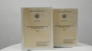 Los dos tomos de la tesis doctoral defendida por Javier Lambán en la Universidad de Zaragoza, titulada 'La reforma agraria republicana en Aragón, 1931-1936'.