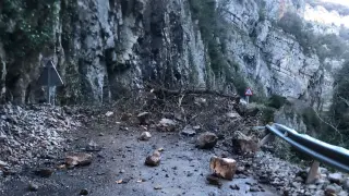 Desprendimiento de rocas en la carretera de la Foz de Biniés
