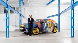 El aragonés José Moñu, con el vehículo Lexus que ha usado de soporte para su intervención artística.