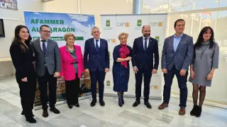 Samper con la presidenta nacional y provincial de AFAMMER, el alcalde de Barbastro, el secretario general de ASAJA Aragón, el diputado y ex gerente de ASAJA, y trabajadoras de AFAMMER