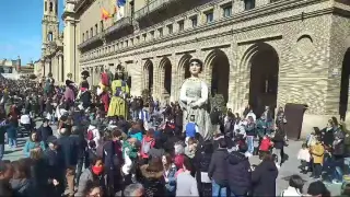 Vídeo | Homenaje a los gigantes de la Comparsa de Zaragoza por sus 25 años
