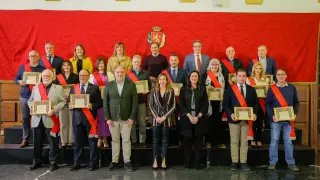 Los alcaldes de los barrios rurales de Zaragoza para los próximos cuatro años, con la alcaldesa y miembros y portavoces de la corporación municipal.