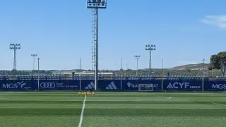 Los balones, juntos y quietos en mitad del campo de entrenamientos del Real Zaragoza, en esta mañana de miércoles.