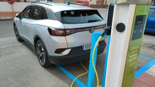 El poste de recarga de coches eléctricos de Utrillas.