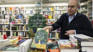 César Muñío, de librería París, con ejemplares de la última novela de Gabriel García Márquez.