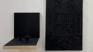 La obra Damnatio Memoriae, de Daniel Andújar, peretenece a la galería 1 Mira Madrid, y en la pieza aparece un escudo franquista tintado de negro.