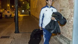 Luis Milla, con gesto desencajado, a la bajada del autobús del equipo en Zaragoza tras regresar de Valladolid en 2016, sabiéndose ya destituido.