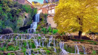 Este encantador pueblo es uno de los más bonitos de Burgos por su espectacular emplazamiento