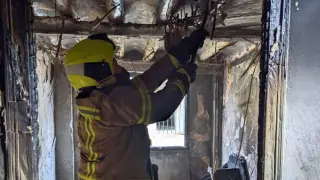 Actuación de los bomberos de Barbastro en el incendio de una vivienda en Monzón.