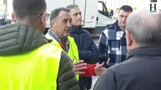 Una docena de agricultores de la plataforma Aragón es Agricultura y Ganadería (AEGA) han acudido a las puertas de la Jefatura Superior de Policía para apoyar a sus compañeros