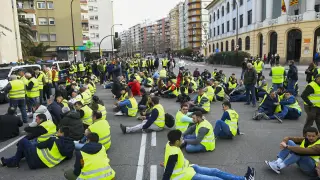 Protesta de los compañeros de los agricultores a los que la policía está tomando declaración por los disturbios de La Aljafería / 07-03-2024 / Foto Francisco Jiménez [[[FOTOGRAFOS]]]