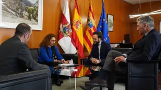 Susana Villacampa junto al presidente y otros cargos de la Diputación.