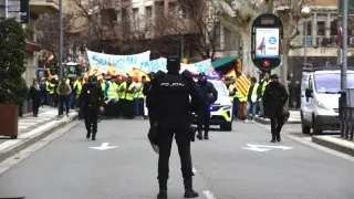 Más de 400 agricultores han participado en la protesta que ha llegado a las puertas de la Subdelegación del Gobierno en Huesca.