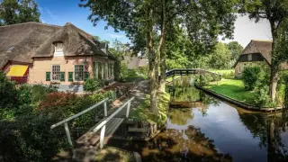 El pueblo de Países Bajos con canales en vez de carreteras