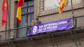 Zaragoza exhibe la pancarta de igualdad por el 8M.