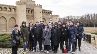 Miembros de la Asociación Long Covid Aragón, frente a la Aljafería, con mascarillas rosas para pedir visibilidad.