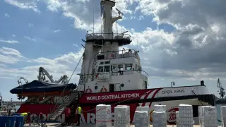Vista del buque de OpenArms amarrado en un puerto de Chipre, listo para zarpar con toneladas de alimentos, agua y enseres esenciales a bordo para la población civil palestina.