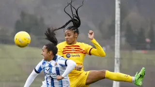 La jugadora del Barcelona Salma Paralluelo (d) lucha un balón con Manuela Vanegas, durante el partido.