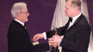 Christopher Nolan accepts the Oscar for Best Director for Oppenheimer from presenter Steven Spielberg during the Oscars show at the 96th Academy Awards in Hollywood, Los Angeles, California, U.S., March 10, 2024. REUTERS/Mike Blake [[[REUTERS VOCENTO]]]