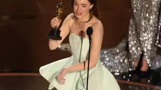 Emma Stone accepts the Oscar for Best Actress for Poor Things during the Oscars show at the 96th Academy Awards in Hollywood, Los Angeles, California, U.S., March 10, 2024. REUTERS/Mike Blake [[[REUTERS VOCENTO]]]