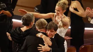 Abrazos entre el equipo de 'Oppenheimer', la gran vencedora de los Óscar 2024