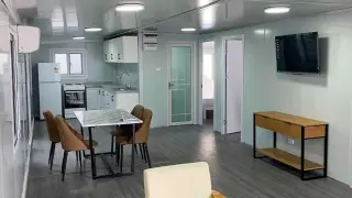 El interior de la vivienda prefabricada Nayab de Amazon.