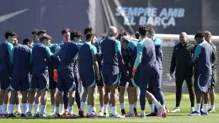 Los jugadores del FC Barcelona durante el entrenamiento que el equipo azulgrana ha realizado este lunes en la ciudad deportiva Joan Gamper para preparar el partido de vuelta de los octavos de final de la LIga de Campeones