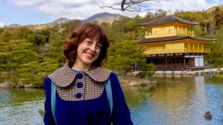 Irene Vallejo, ante el Pabellón Dorado de Kioto.