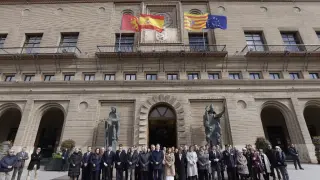 Minuto de silencio en la puerta del Ayuntamiento de Zaragoza
