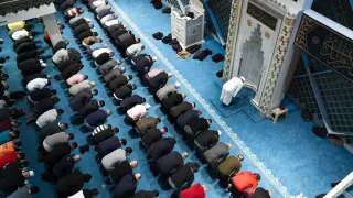 Musulmanes rezando en el comienzo del mes del Ramadán