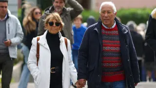 Lisbon (Portugal), 10/03/2024.- Portuguese Prime Minister Antonio Costa (R), accompanied by his wife Fernanda Tadeu, arrives to cast his ballot for the general elections at a polling station, Lisbon, Portugal, 10 March 2024. More than 10.8 million Portuguese are expected to vote to elect 230 deputies to the Portuguese Parliament. Eighteen political forces (15 parties and three coalitions) are running in these elections. (Elecciones, Lisboa) EFE/EPA/CARLOS M. ALMEIDA